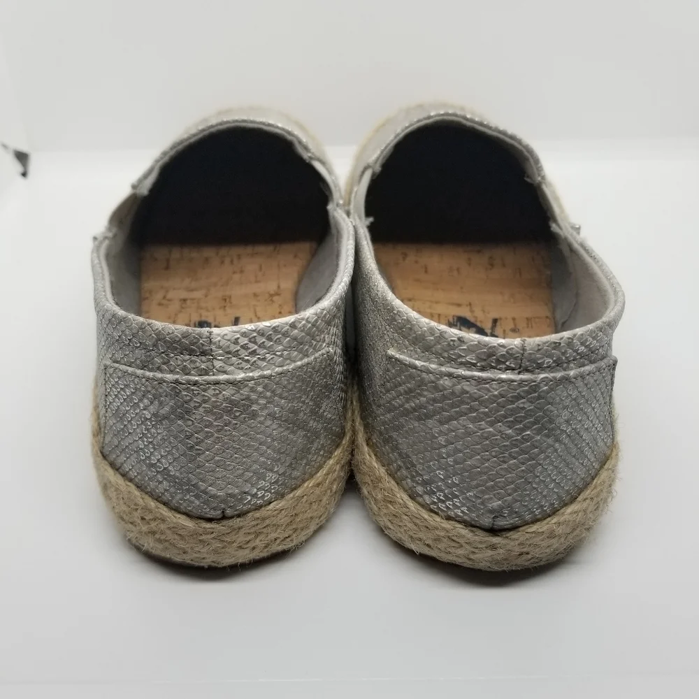 Seven7 Cape Azul espadrille platinum snake print loafer size 11